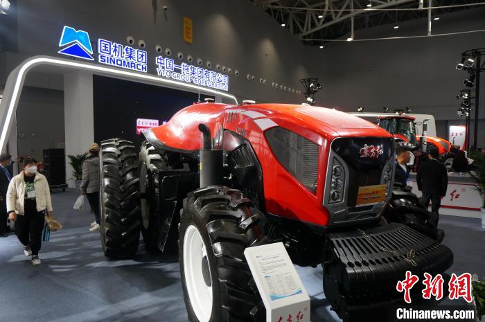 圖為中國(guó)一拖研發(fā)的無(wú)人駕駛拖拉機(jī)。　韓章云 攝