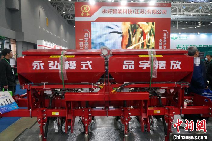 圖為觀(guān)眾圍觀(guān)免耕播種機(jī)。　韓章云 攝